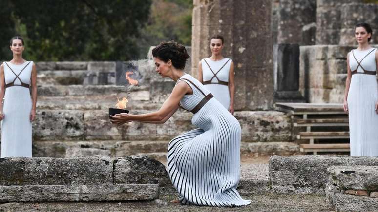 Em Olímpia, na Grécia, vários meses antes de cada Olimpíada uma atriz vestindo roupas helenísticas antigas acendia a chama a partir dos raios de sol através de um espelho parabólico