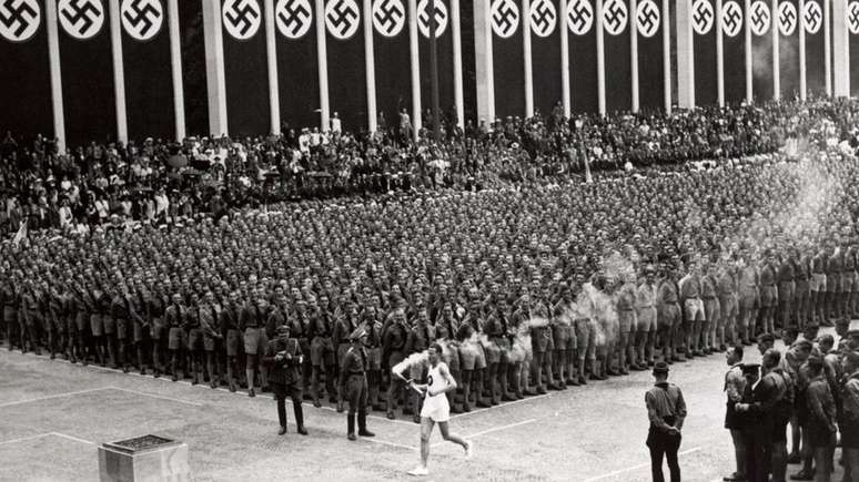 O revezamento de atletas com a tocha olímpica começou nos Jogos de 1936, realizados em Berlim