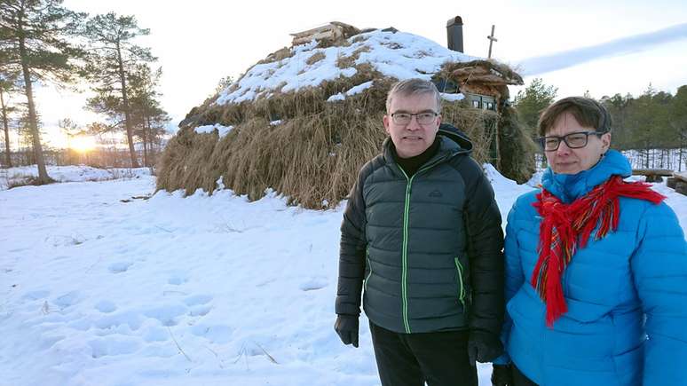 Anna e Ingar Kuoljok, do lado de fora de uma cabana sami usada como igreja