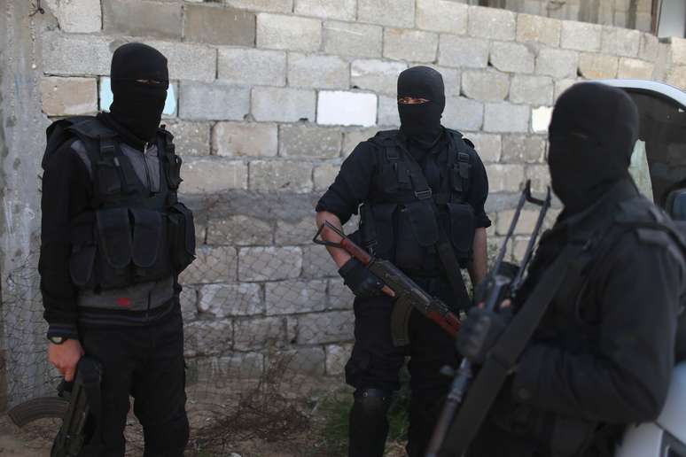 Homens de força de segurança palestina leal ao Hamas durante operação para prender suspeito de tentativa de assassinato de premiê palestino Hamdallah em Gaza 22/03/2018 REUTERS/Ibraheem Abu Mustafa