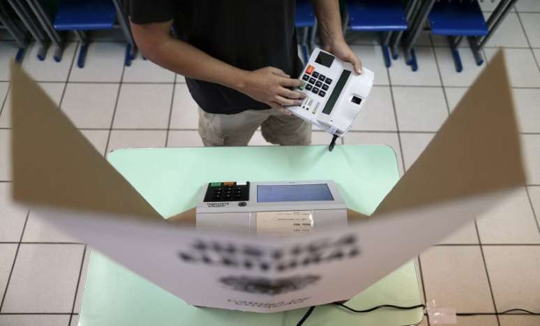 Técnico da Justiça Eleitoral verifica urna de votação 25/10/2014 REUTERS/Ueslei Marcelino