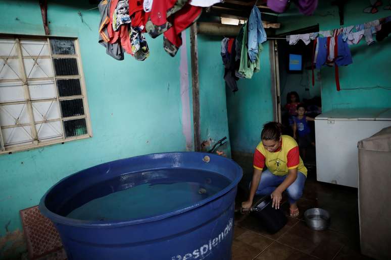 Lorena Horrara guarda água em Ceilândia 
 21/3/2018     REUTERS/Ueslei Marcelino