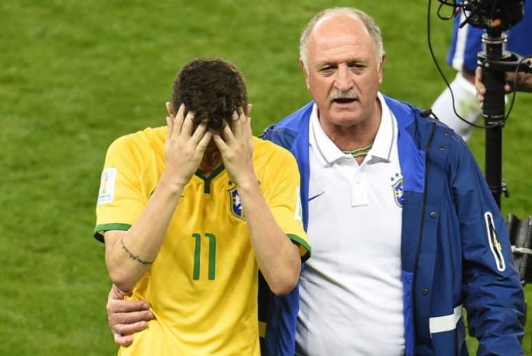 Felipão e Oscar após o 7 a 1 diante da Alemanha (Foto: AFP)