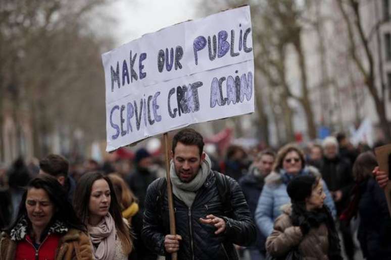 Greve geral contra reformas de Macron paralisa França