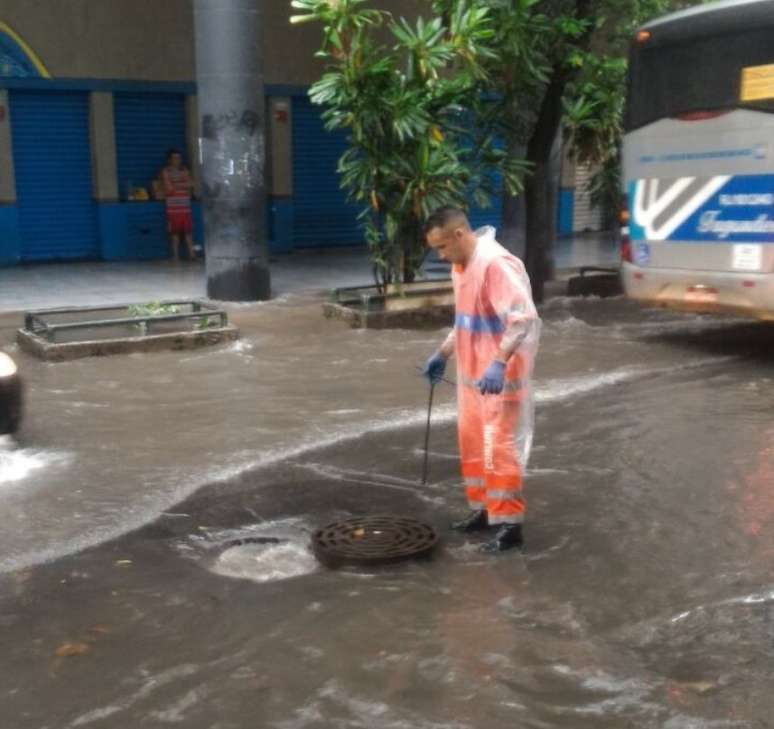 Em Botafogo, equipes trabalham para escoar bolsão d'água na Rua Farani.