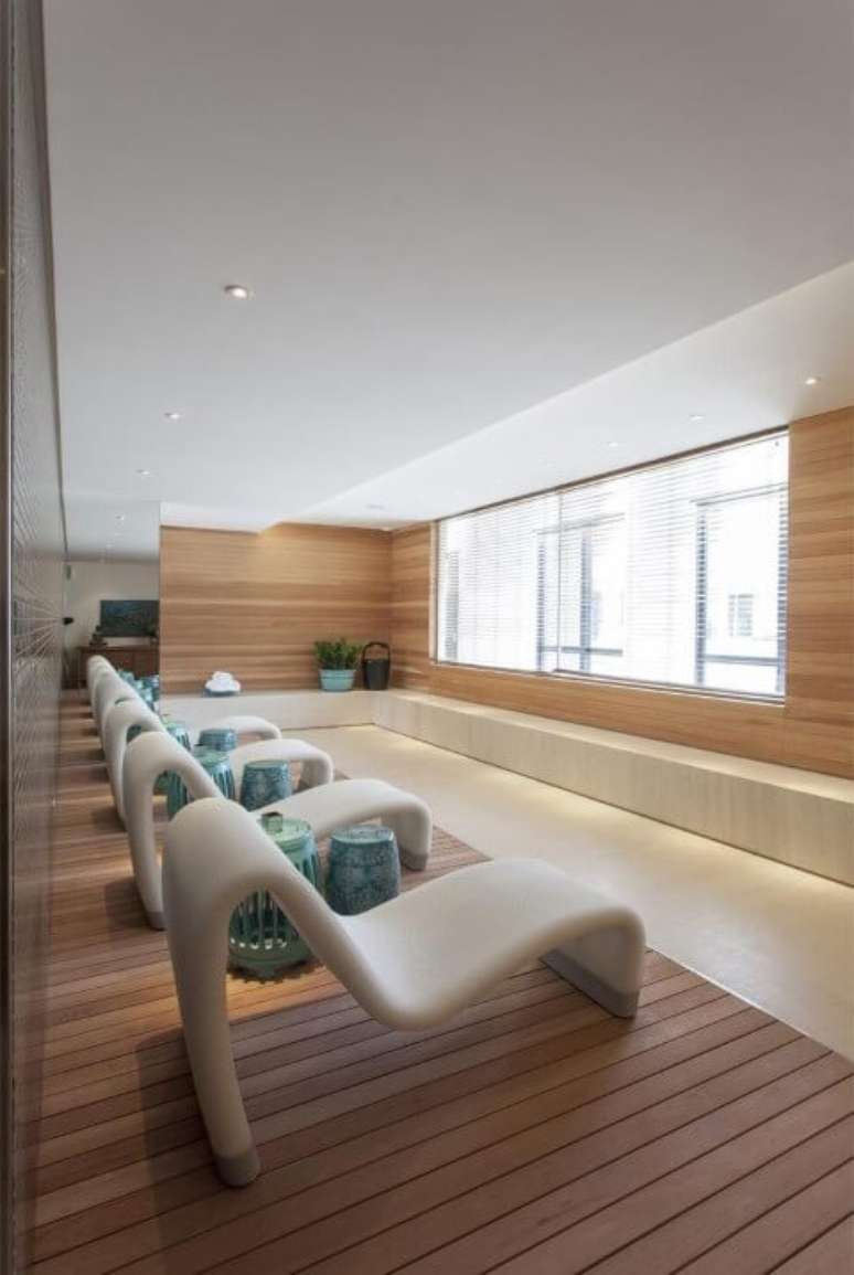 24. Esse tipo de deck &eacute; tamb&eacute;m muito usado em spas. Projeto de Jayme Bernardo