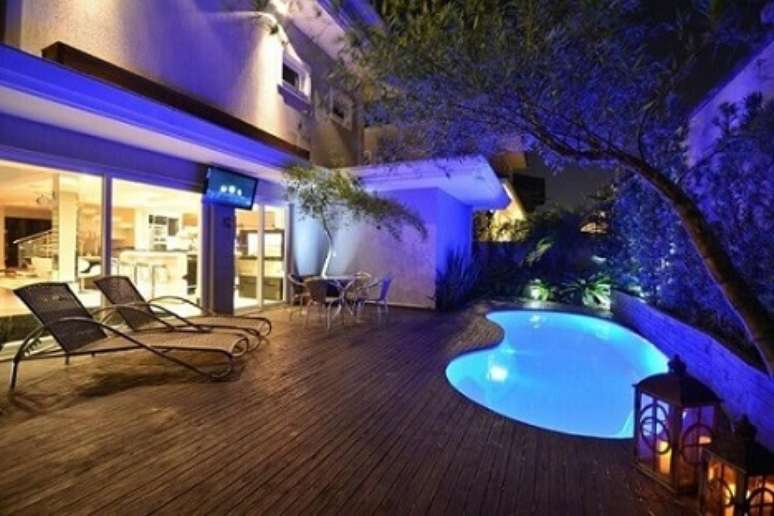 33. Piscina com deck de madeira. Projeto de Paulinho Peres