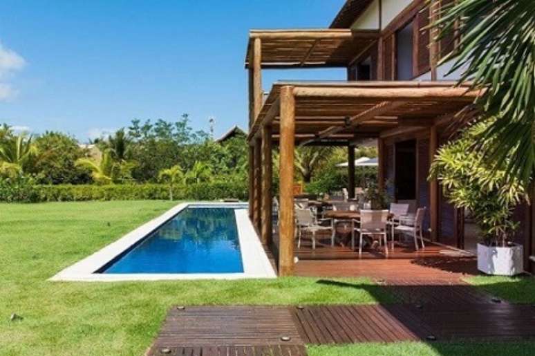 35. Deck coberto por pergolado. Projeto de SQ Arquitetos