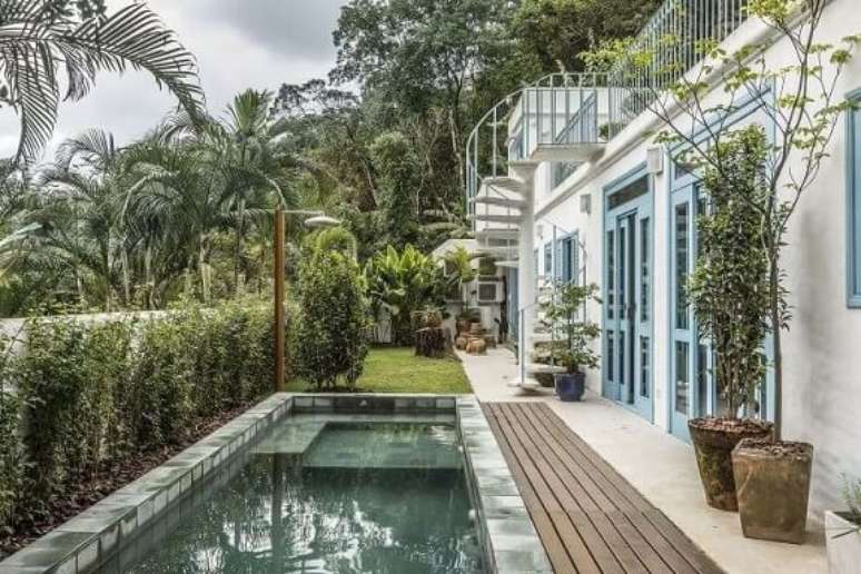 44. Deck estreito pr&oacute;ximo &agrave; piscina. Projeto de Paulo de Camargo