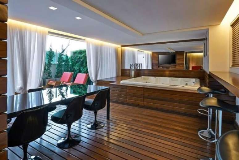 14. Deck de madeira em sala de banho integrada com o ambiente externo. Projeto de Cassio Diniz