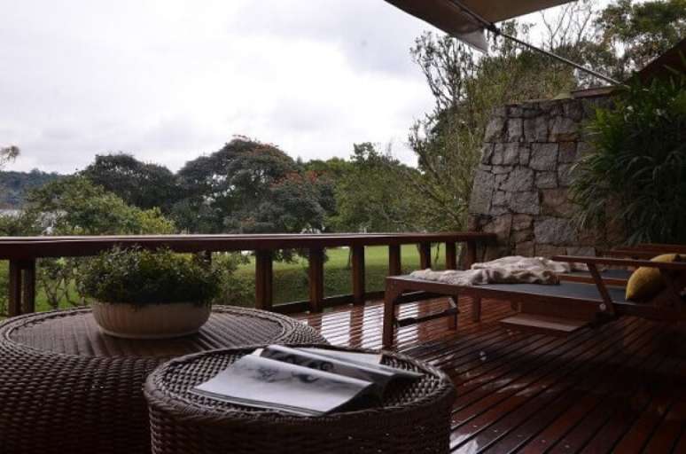 8. Materiais naturais ficam bem juntos, como madeira e pedras. Projeto de Renata Romeiro