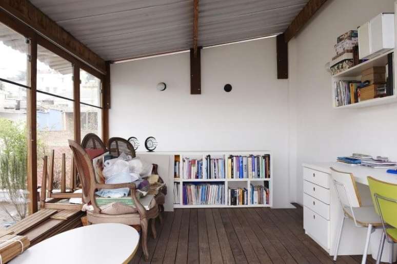 10. O deck de madeira também pode ser usado dentro de casa, como neste home office. Projeto de Buji