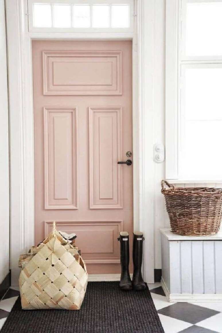 46. Alguns modelos de portas de madeira podem trazer delicadeza e estilo para o seu lar