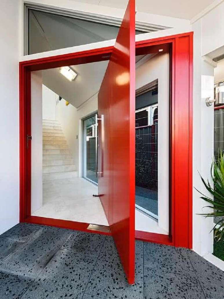 4. Os modelos de portas pivotante garantem sofisticação para os projetos de casas.