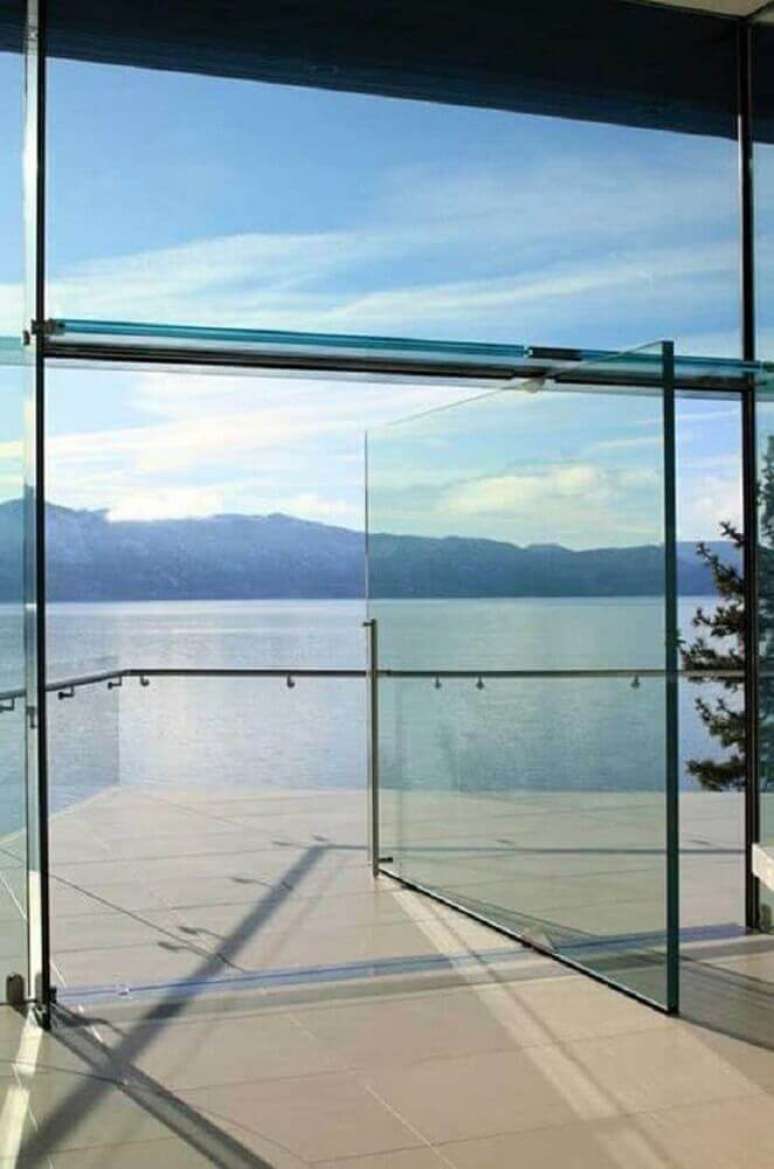 15. A porta de vidro fica linda para varandas que possuem uma bela paisagem