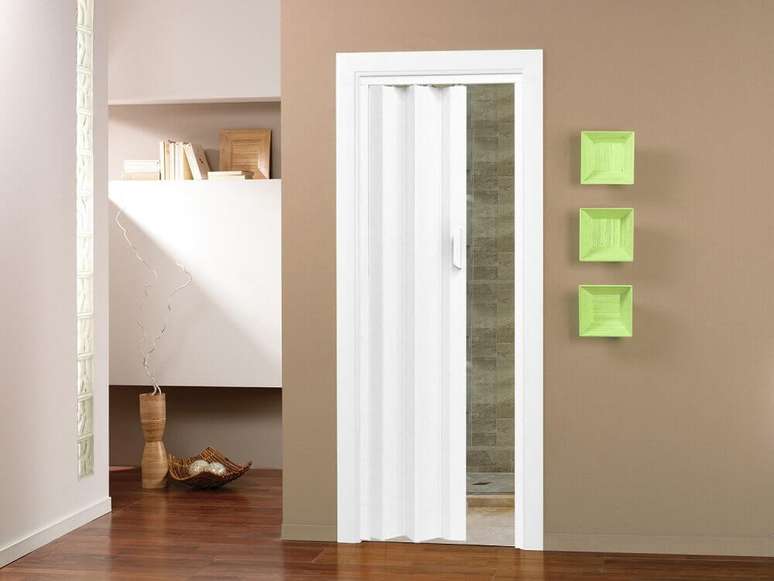 11. A porta sanfonada branca é excelente para ambientes pequenos