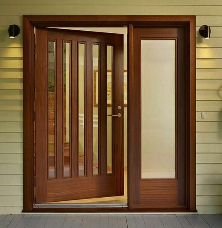 16. As portas de madeira com detalhes de vidro são excelentes para aumentar a luminosidade