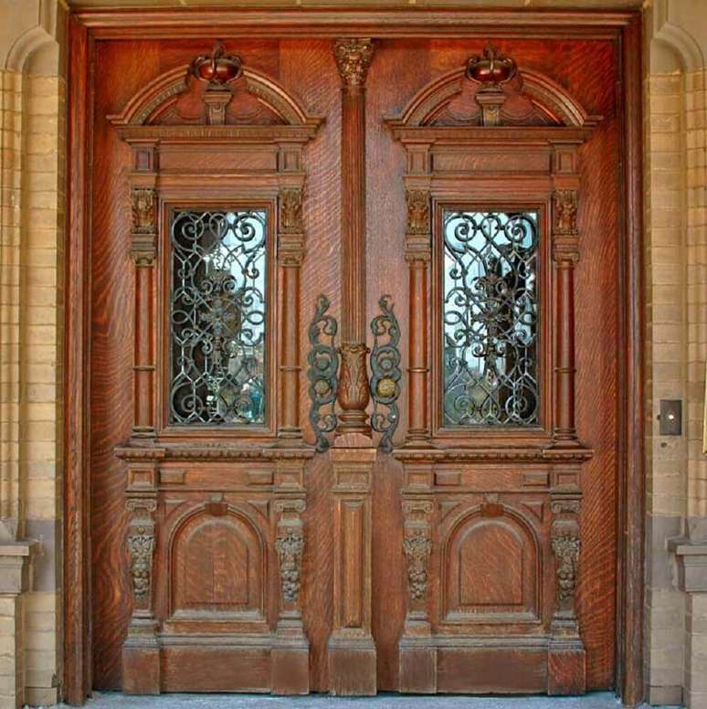 1. Portas de madeira são super clássicas e com muitos detalhes.