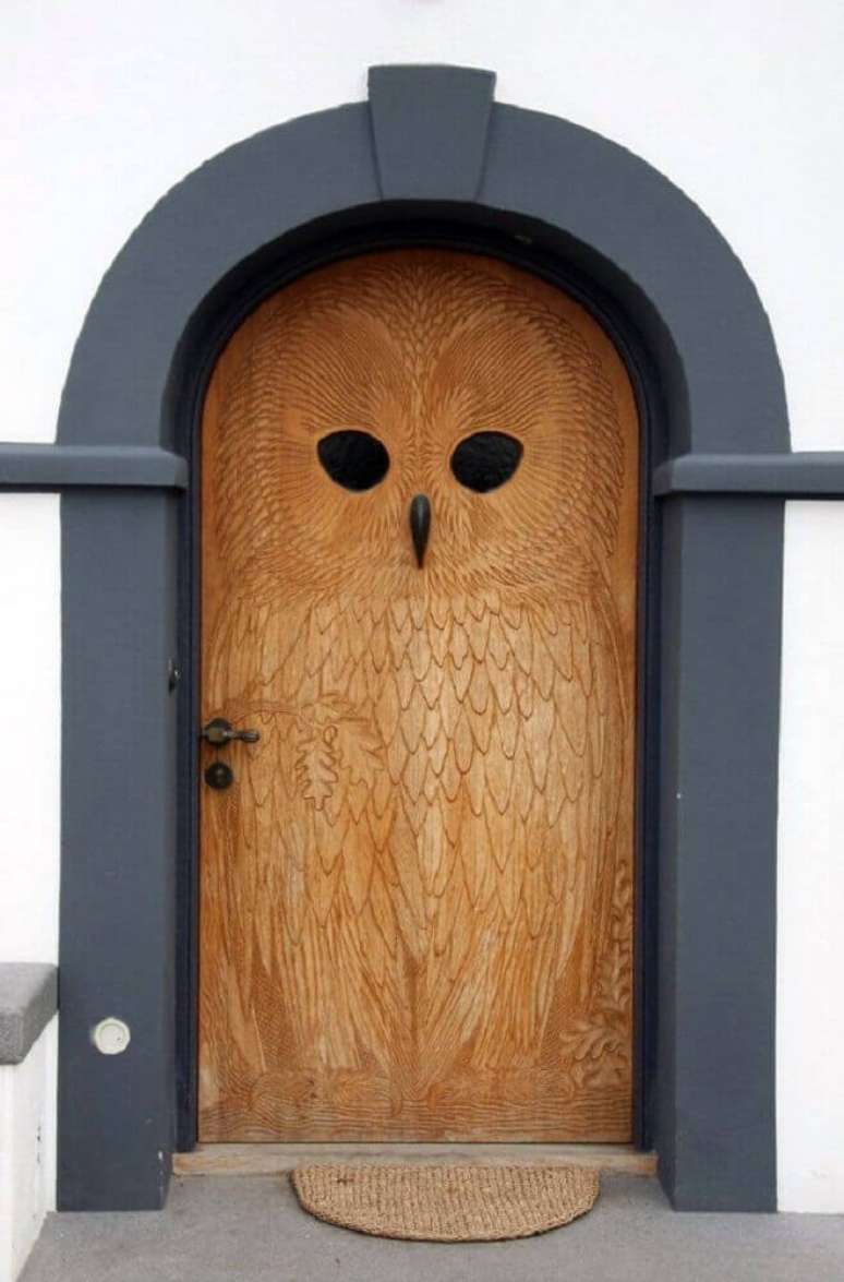 25. Linda porta de madeira com desenho de coruja