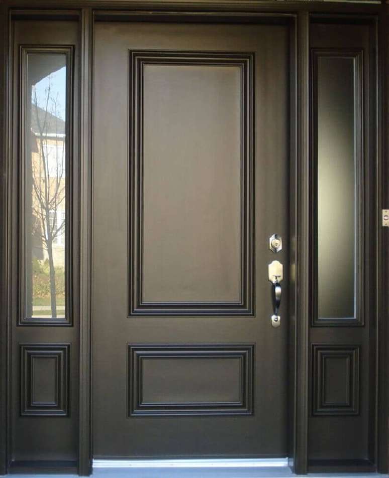 9. Os tipos de portas de madeira bem escura podem trazer requinte para o projeto.