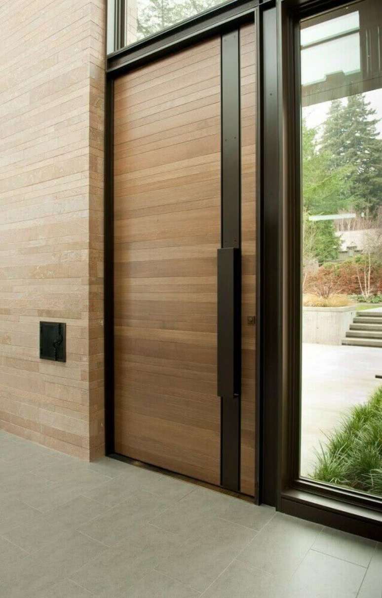 24. Alguns modelos de portas de madeira vem com detalhes de outros materiais como vidro ou ferro