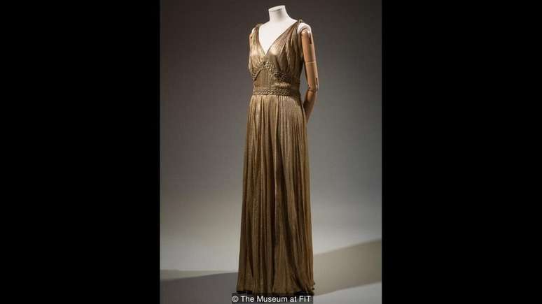 Vestido de seda metálico da House of Paquin foi confeccionado com 78,74 cm de cintura, provando que alguns estilistas também trabalhavam com tamanhos maiores