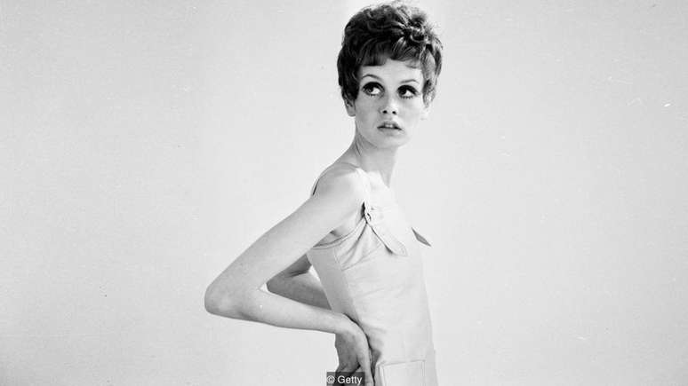 A modelo Twiggy personificou o olhar andrógino elegante na década de 1960