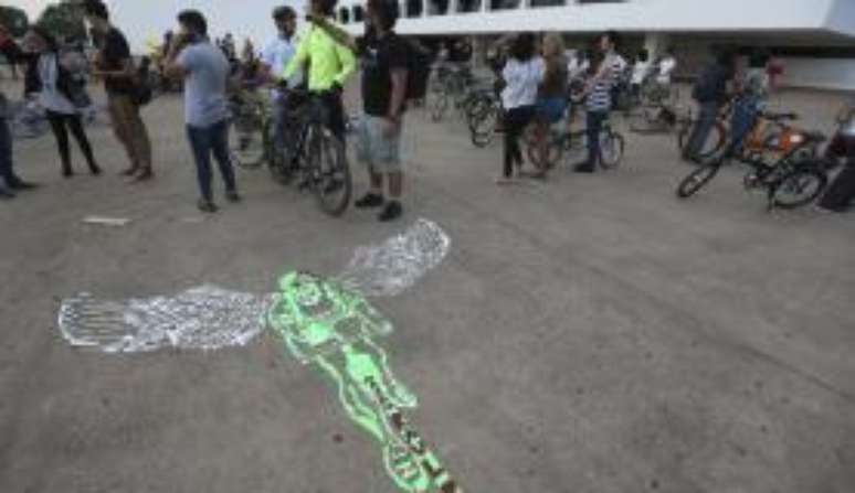 Brasília - Ciclistas homenageiam Raul Aragão, voluntário, atropelado e morto na Asa Norte