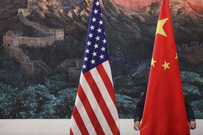 Bandeiras dos Estados Unidos e da China são ajustadas antes de coletiva de imprensa em Pequim 05/09/2012 REUTERS/Feng Li/Pool 
