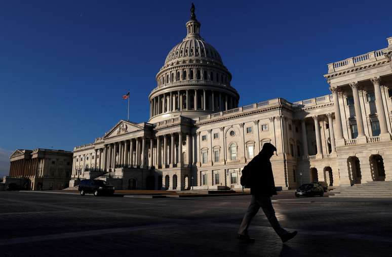 Pessoas passam pelo prédio do Capitólio, em Washington 08/02/2018 REUTERS/Leah Millis