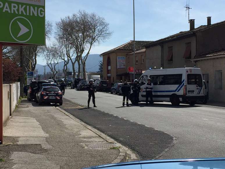 Policiais são vistos perto de supermercado onde homem mantinha reféns em Trèbes, na França 23/03/2018 LA VIE A TREBES/via REUTERS