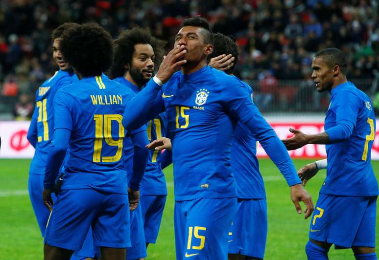 Paulinho comemora gol do Brasil contra a Rússia 
 23/3/2018     REUTERS/Sergei Karpukhin