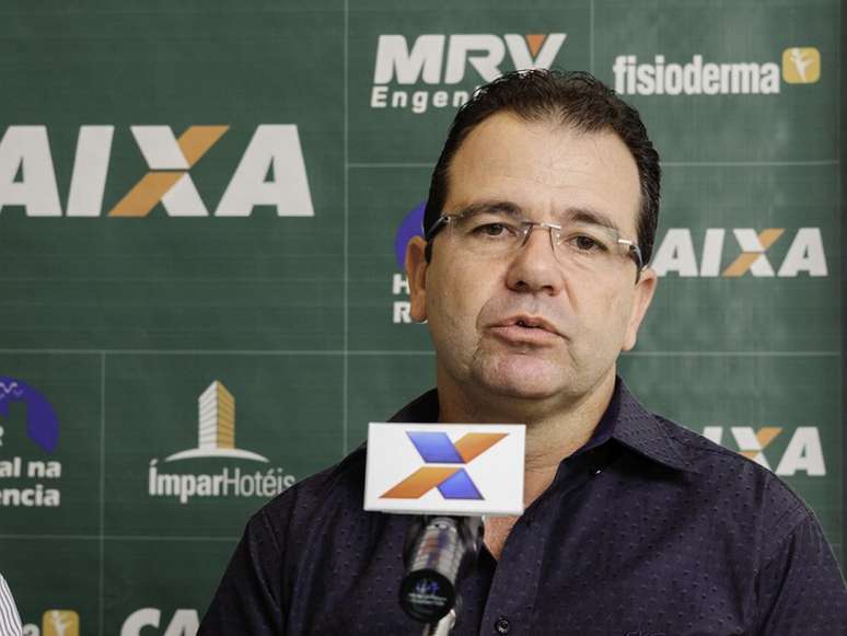 Técnico Enderson Moreira não ficou satisfeito com a arbitragem (Foto: Mourão Panda / América)