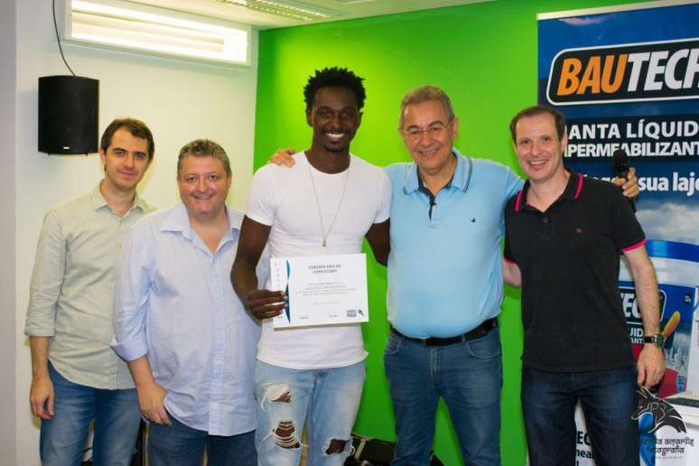 Heltton recebe certificado do jornalistaFlávio Prado, de azul celeste, após 12 meses de estudo (Foto: Arquivo pessoal)