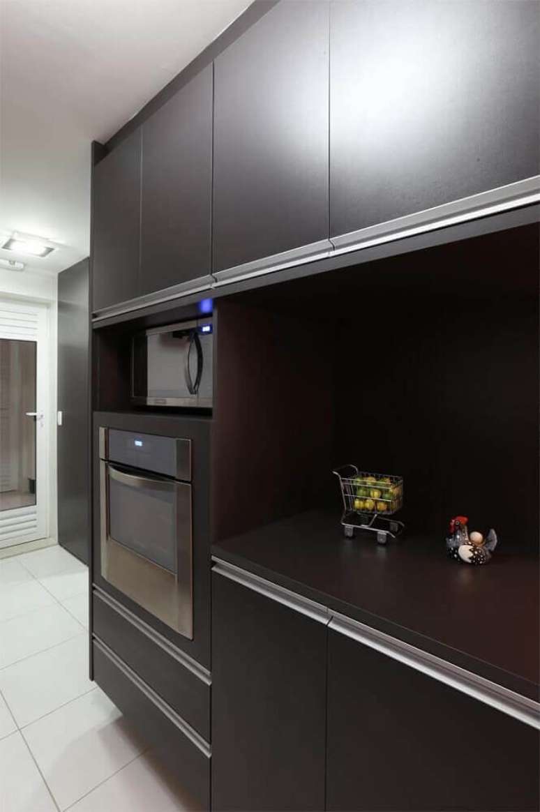 2. Para ambientes pequenos opte por uma cozinha planejada preta