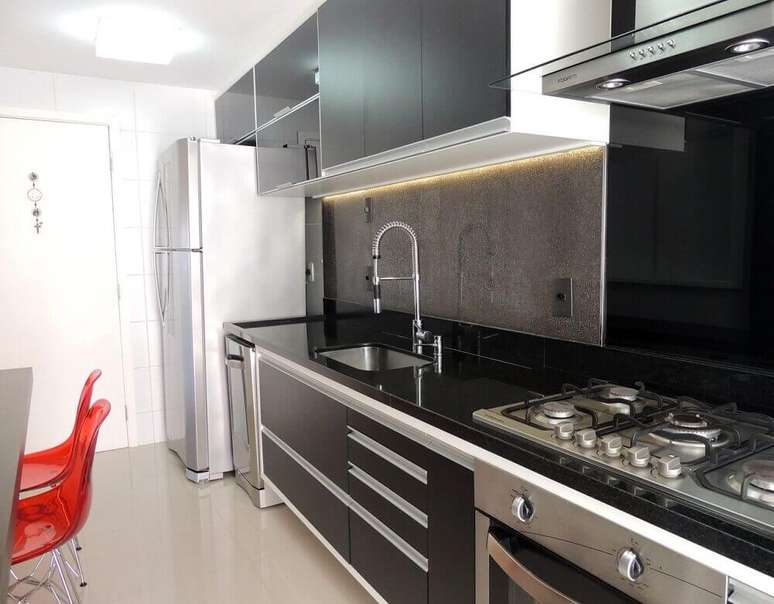 7. Armário de cozinha preto com luz de LED embutida