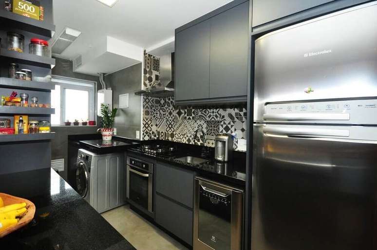 34. Decoração com azulejo estampado para cozinha com armário de cozinha preto e cinza