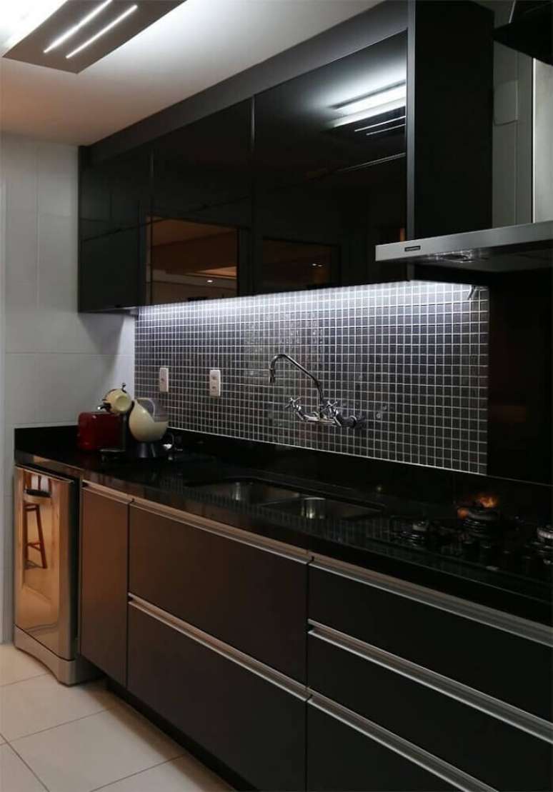 35. Armário de cozinha preto com luz de LED embutida