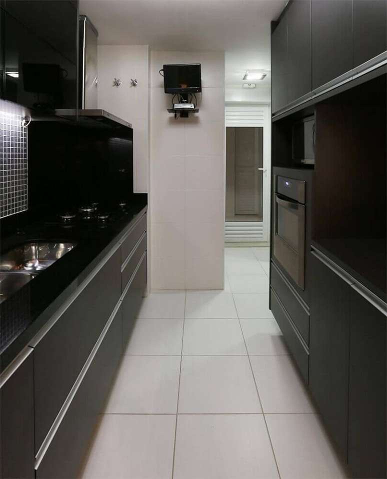 11. Decoração de cozinha preta e branca com armário de cozinha preto.