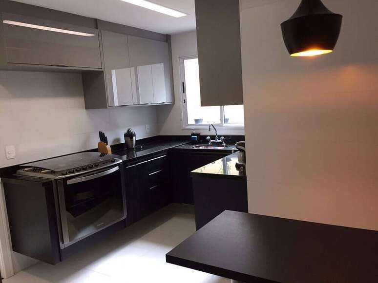 54. Decora&ccedil;&atilde;o de cozinha planejada preta simples