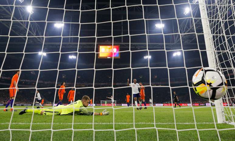 Inglaterra marca contra a Holanda em amistoso