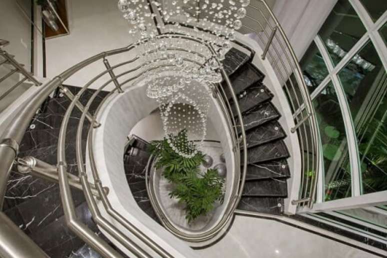 27. Escada caracol alta com degraus de mármore. Projeto de Aquiles Nicolas Kilaris
