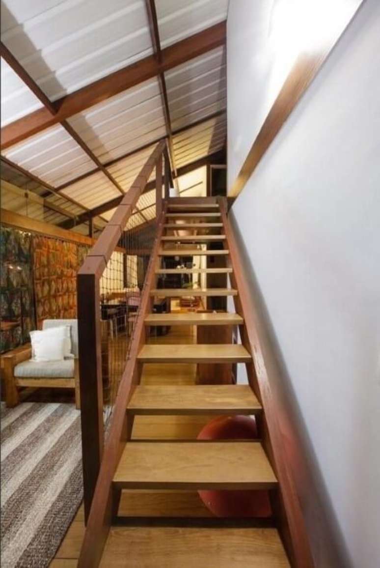 7. Escada linear de madeira. Projeto de Marina Bellusci