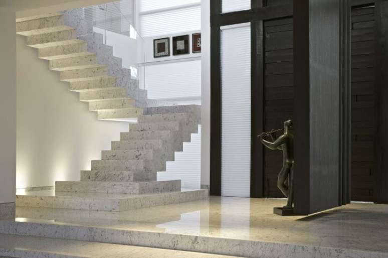 34. Os modelos de escadas em mármore são bem sofisticados. Projeto de Gislene Lopes