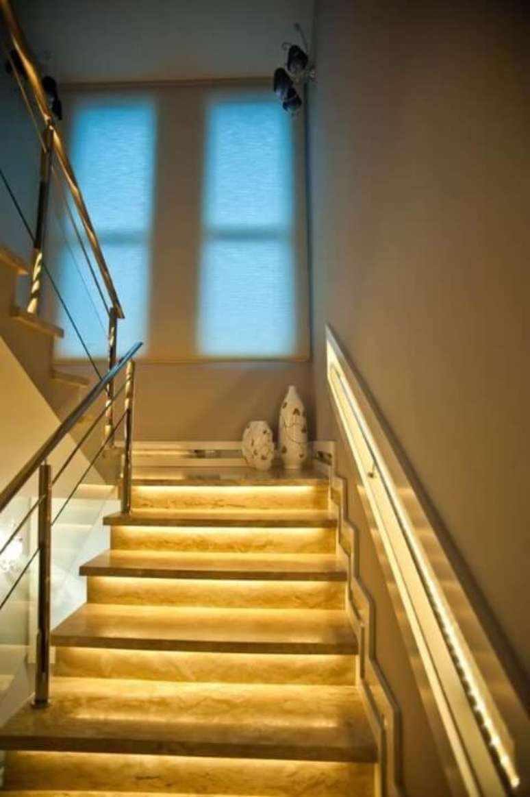 43. Atualmente, existem também alguns modelos de escadas com iluminação. Projeto de Paulinho Peres