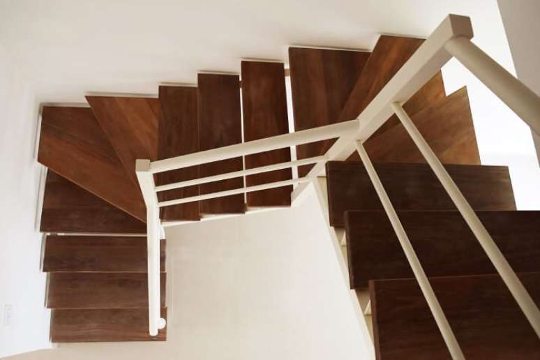 17. Vista superior da escada em U de madeira com guarda-corpo branco. Projeto de Escadas MV