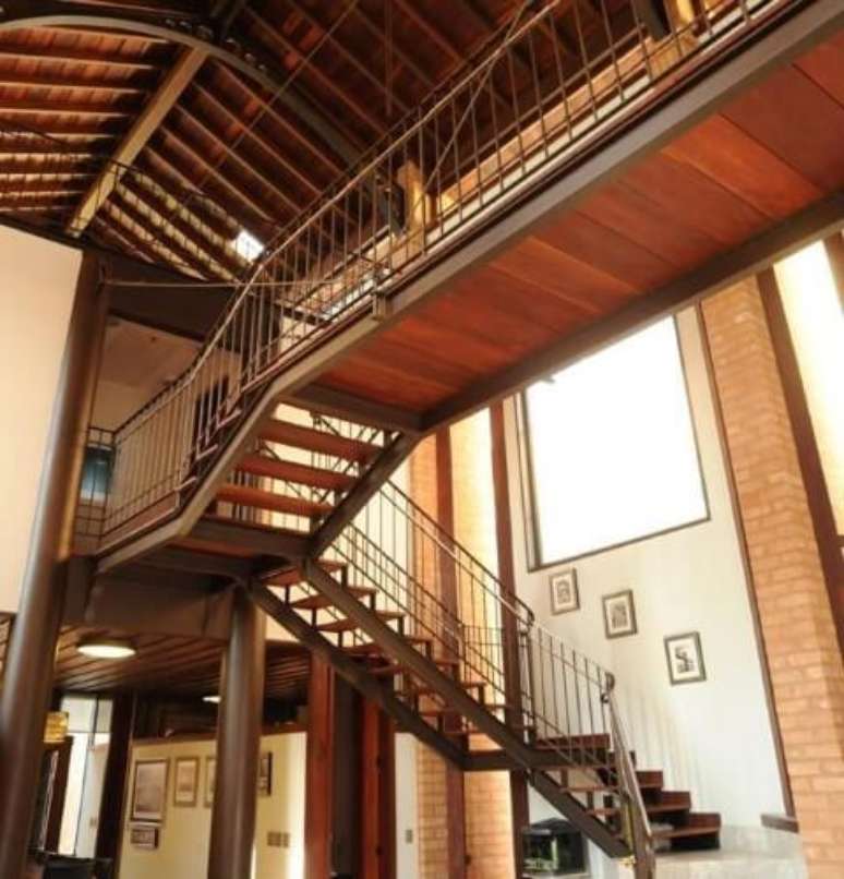 35. Já os modelos de escadas de madeira podem ter aparência tanto refinada quanto mais rústica. Projeto de Renato Pinheiro