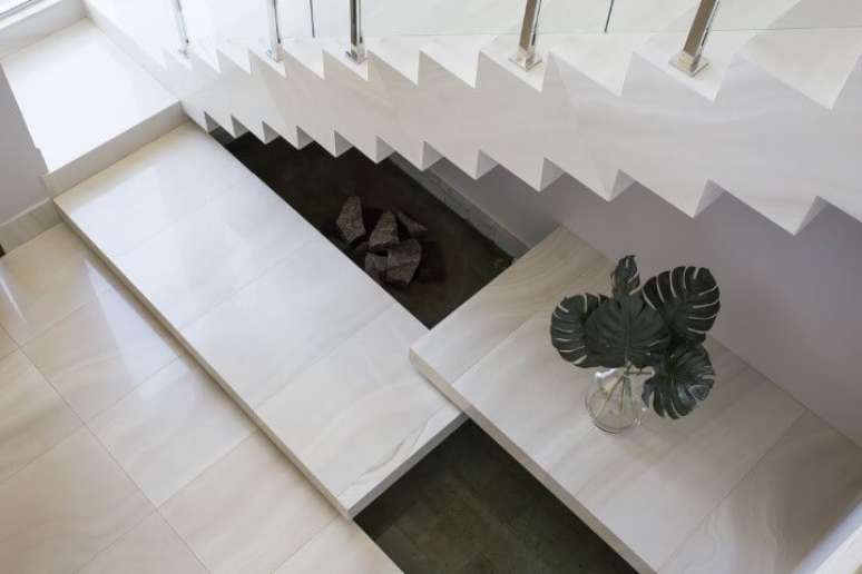 67. Escada linear com patamares fazendo a virada. Projeto de Belezini Dalmazo Arquitetura