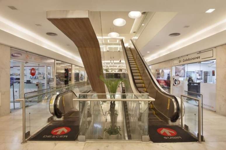 56. Os modelos de escadas lineares são muito usadas em shoppings. Projeto de DG Arquitetura