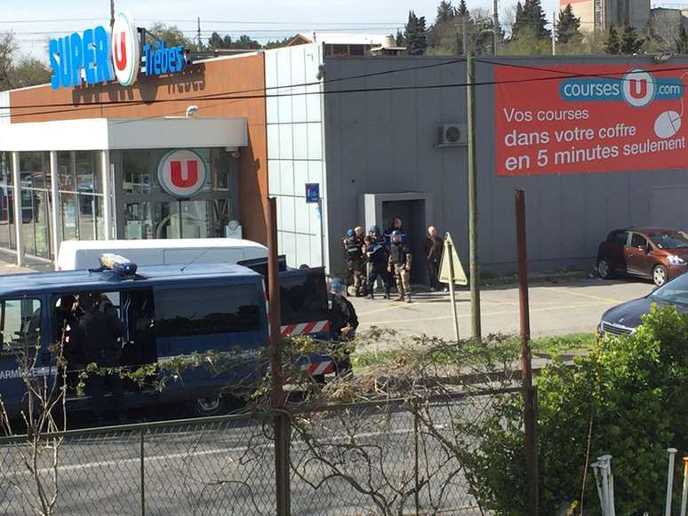 Policiais são vistos ao lado de supermercado onde homem mantinha reféns em Trèbes, na França